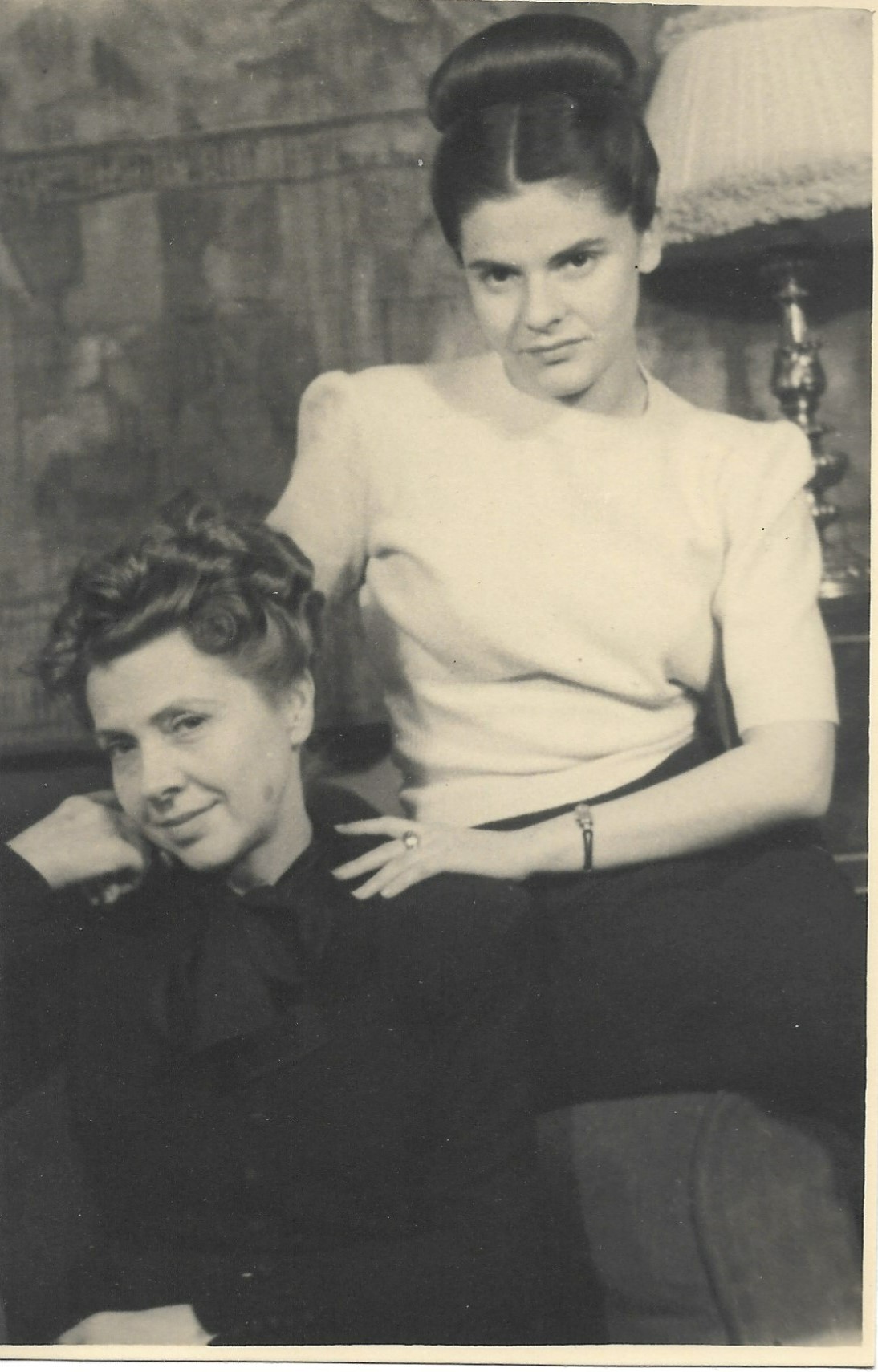 Catalina con su hija Katia,1952