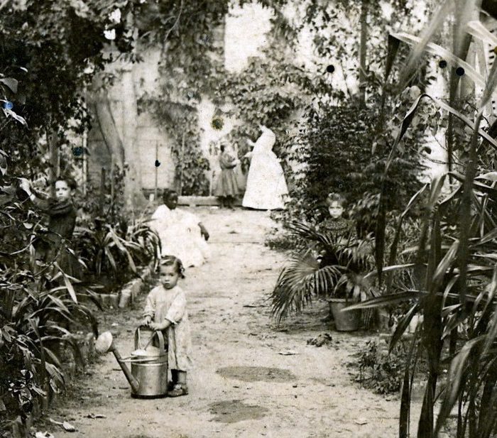 Catalina, en primer término, en la casa familiar de Cienfuegos, Cuba, 1890