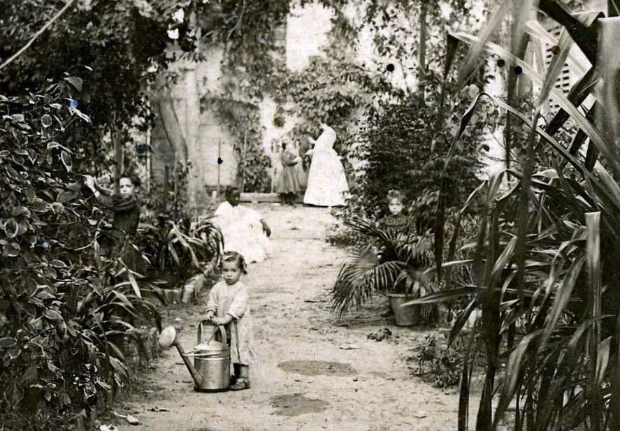 Catalina, en primer término, en la casa familiar de Cienfuegos, Cuba, 1890