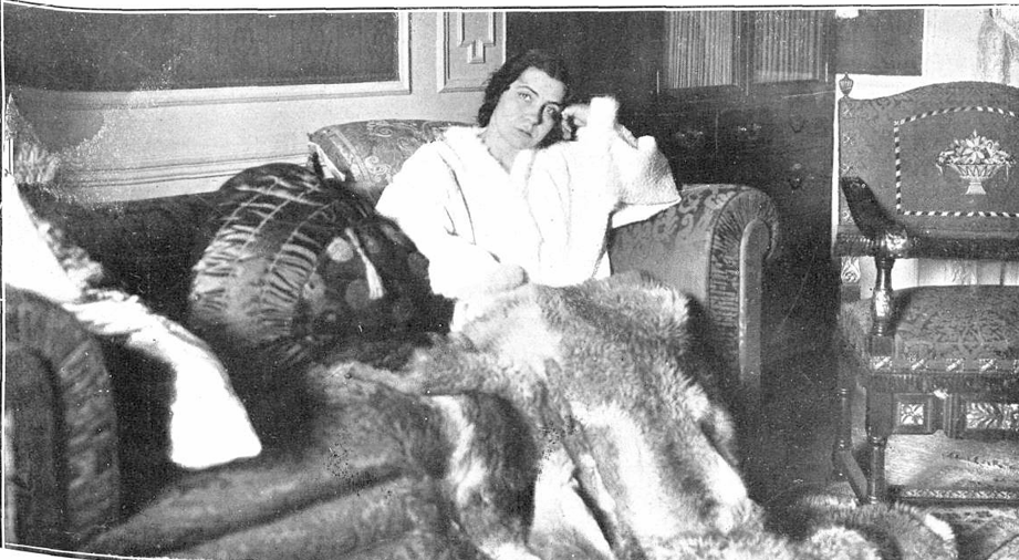 Catalina en su casa de Madrid, 1925