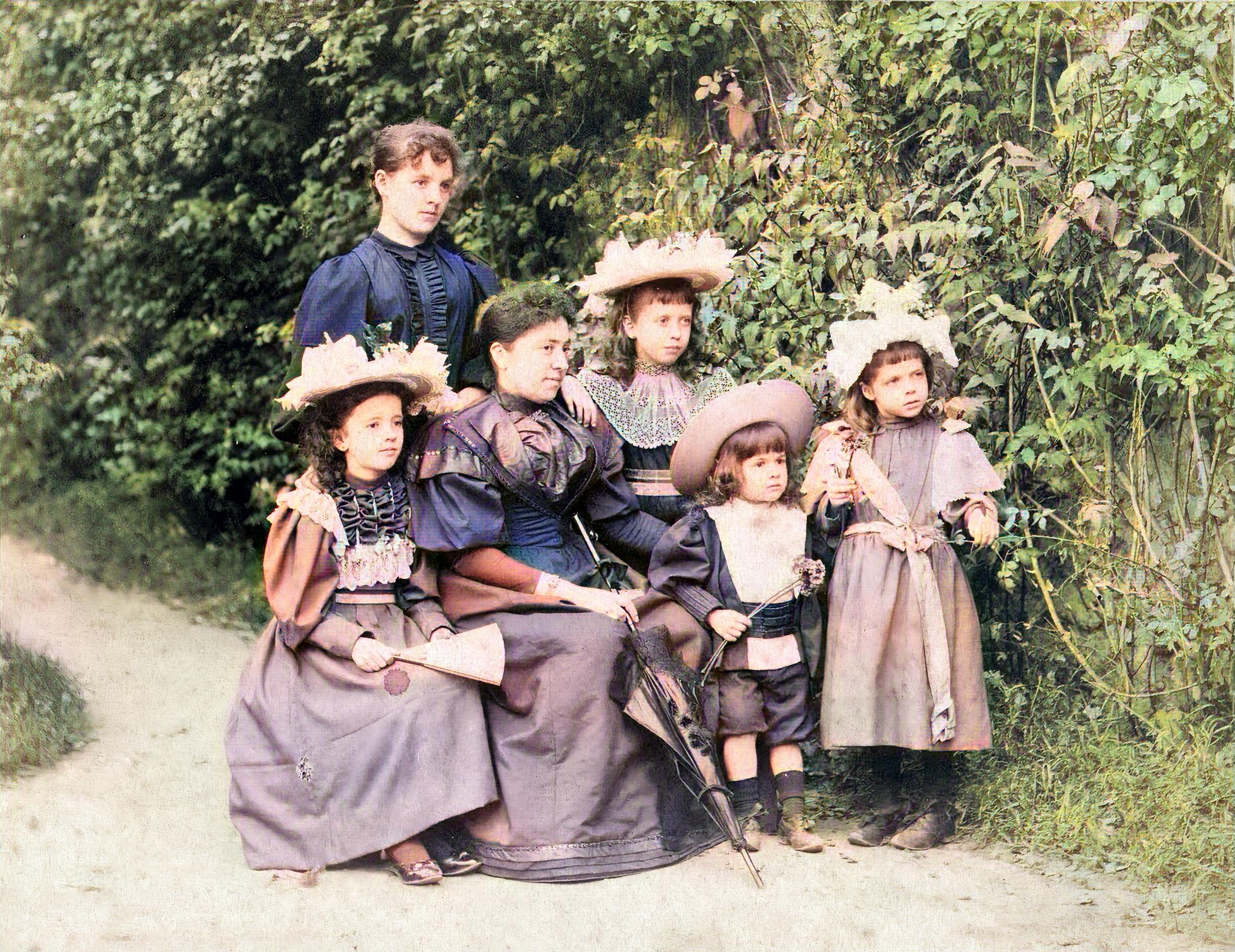 Catalina, primera por la derecha con su madre, hermanas y hermano