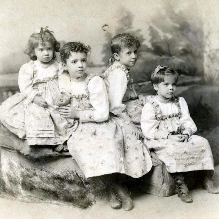 Catalina, primera por la derecha con sus hermanas y hermano