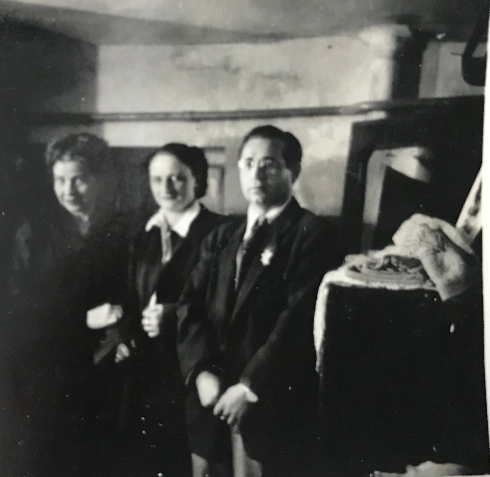 Con miembros de su compañía, 1948-1952