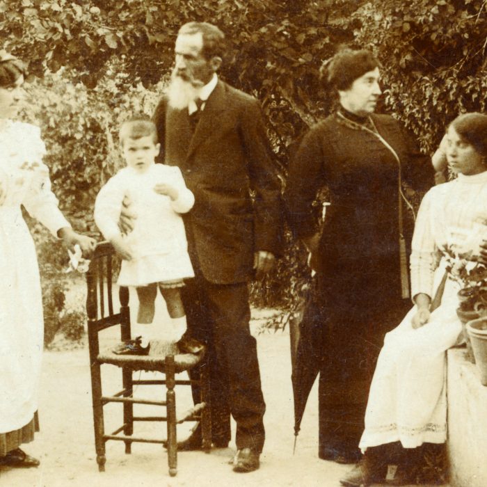 Fernando, hijo de Catalina, con sus abuelos maternos