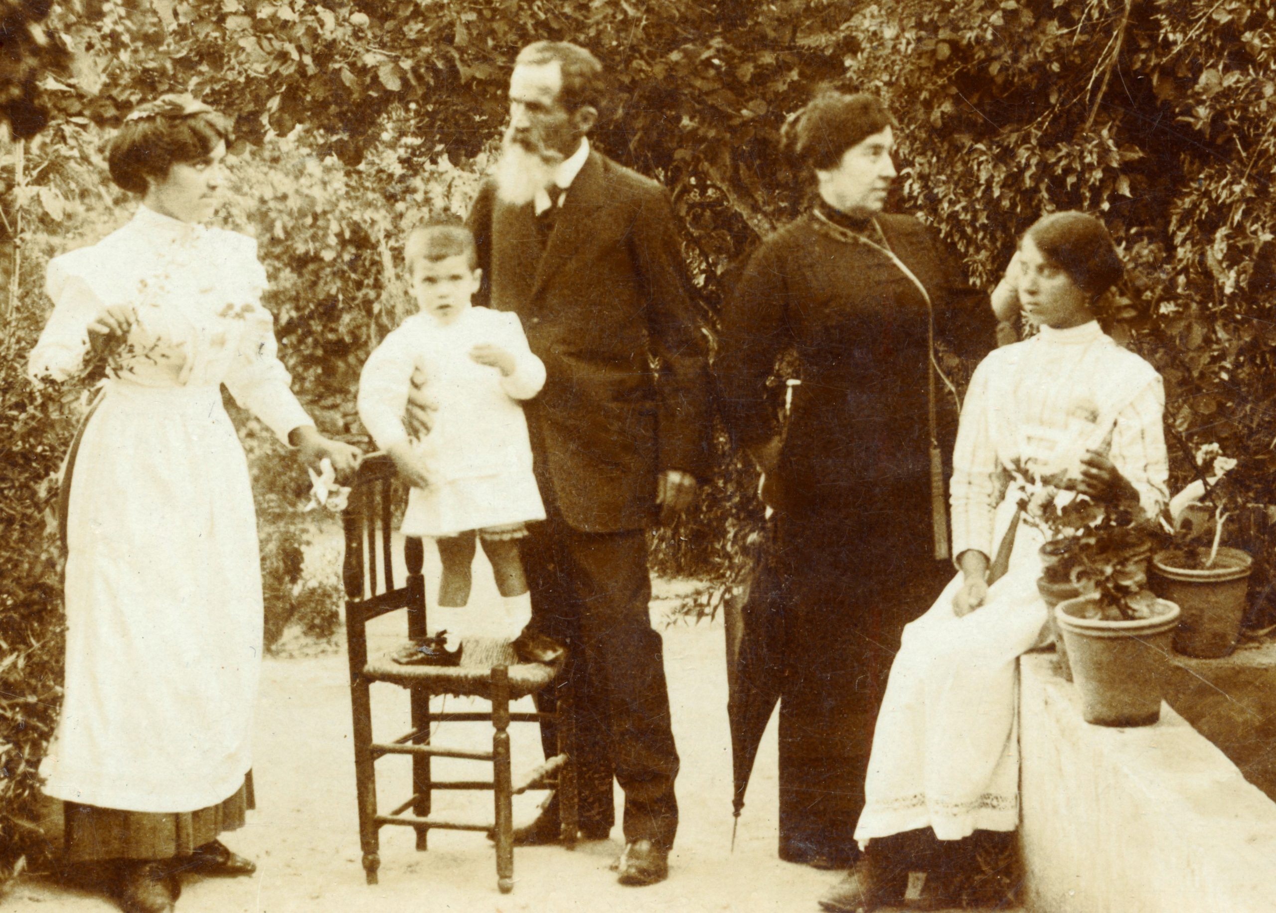 Fernando, hijo de Catalina, con sus abuelos maternos