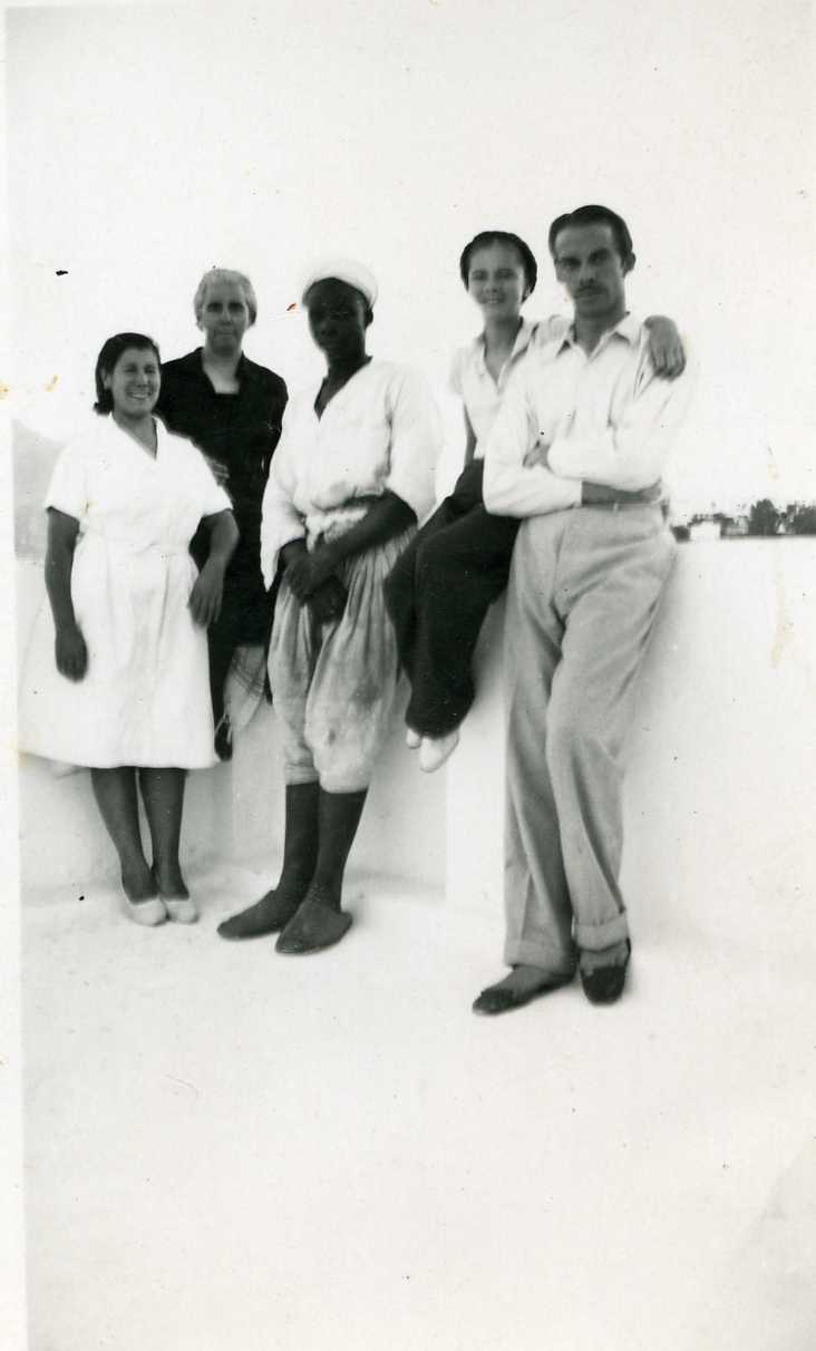 Fernando y Katia en primer término, hijos de Catalina, en Tetuán