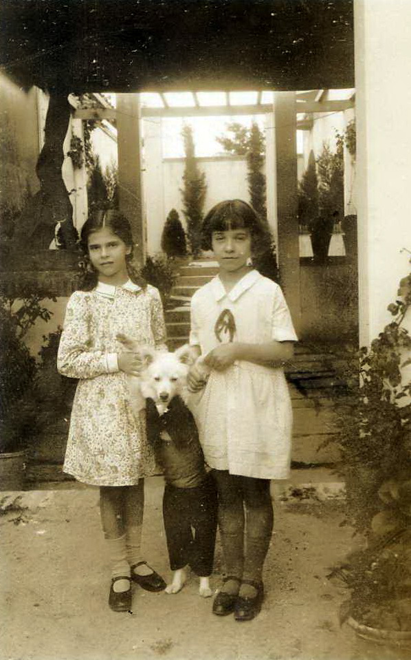 Katia con su prima Esther, 1931