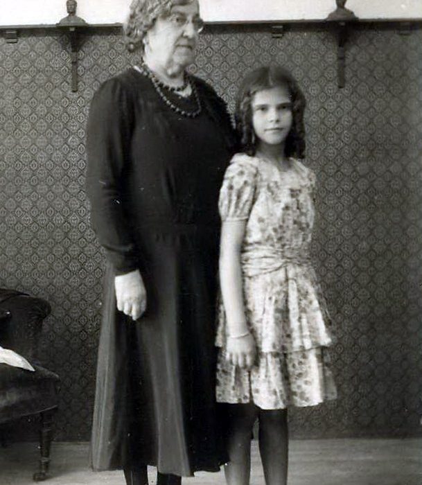 Katia, hija de Catalina con Nicolasa, madre de Catalina