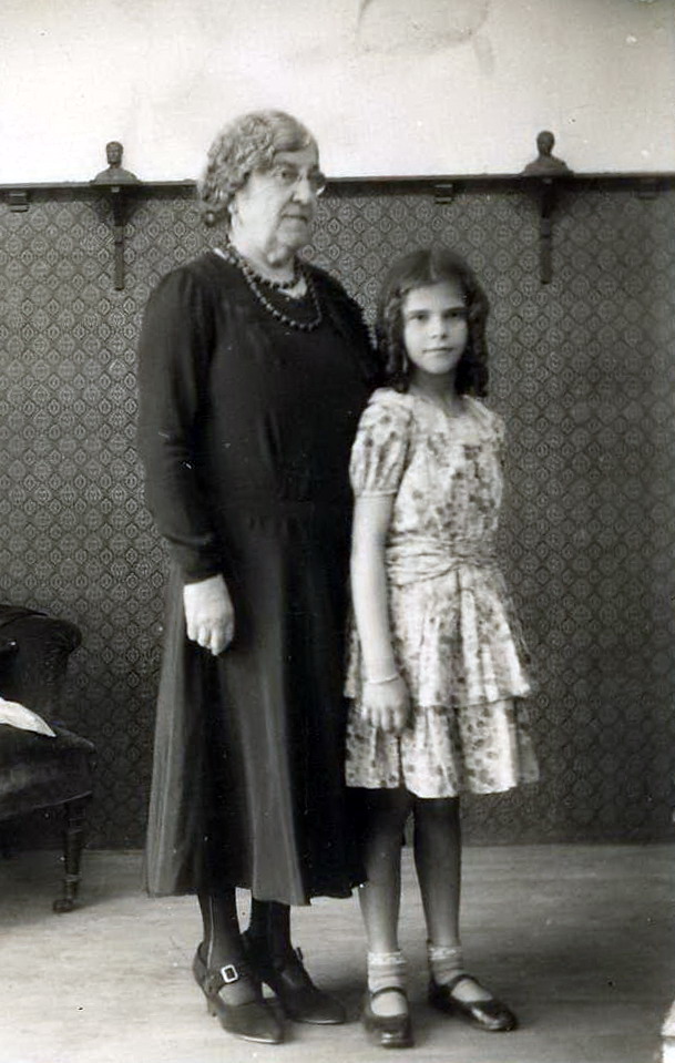Katia, hija de Catalina con Nicolasa, madre de Catalina