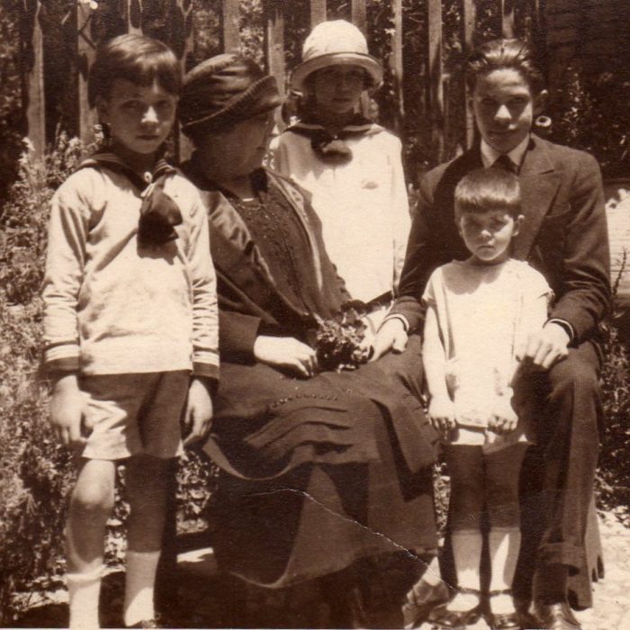 Nicolasa, madre de Catalina, con sus nietos