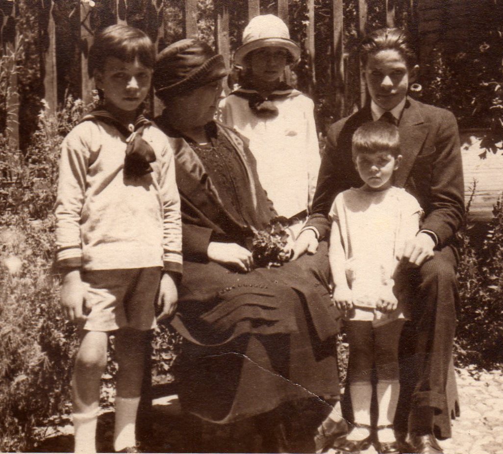 Nicolasa, madre de Catalina, con sus nietos