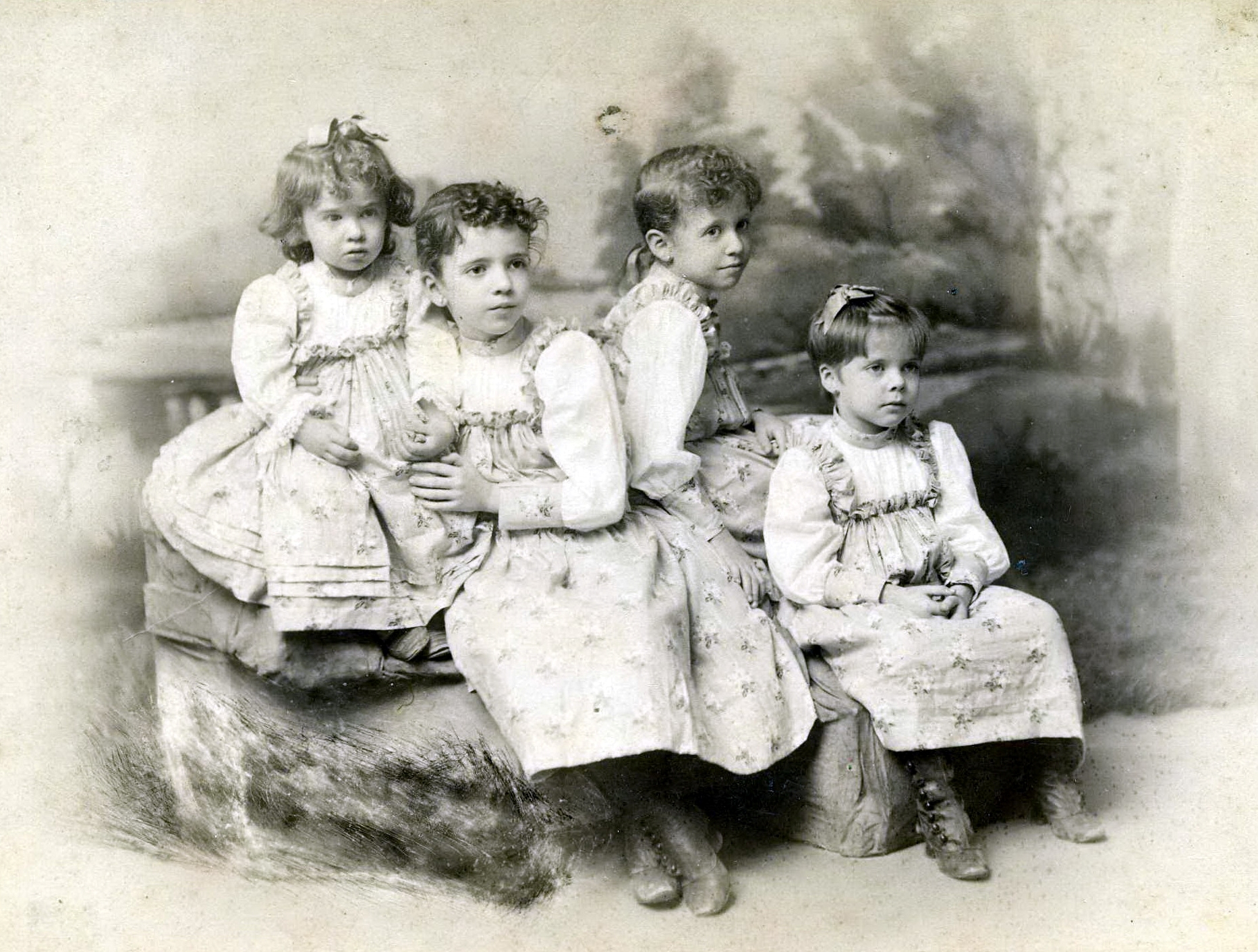 Hijos de Efesio y Nicolasa retratados en Cuba, Luisa, Eulalia, Catalina y Efesio vestido de niña