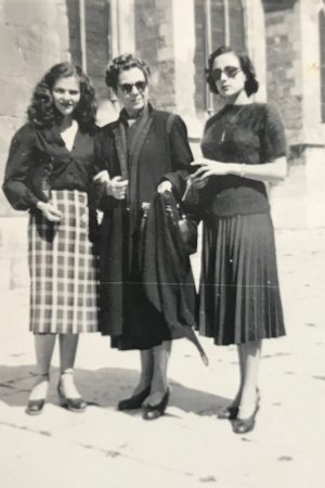 Catalina con su hija y con Encarna Paso, 1950.