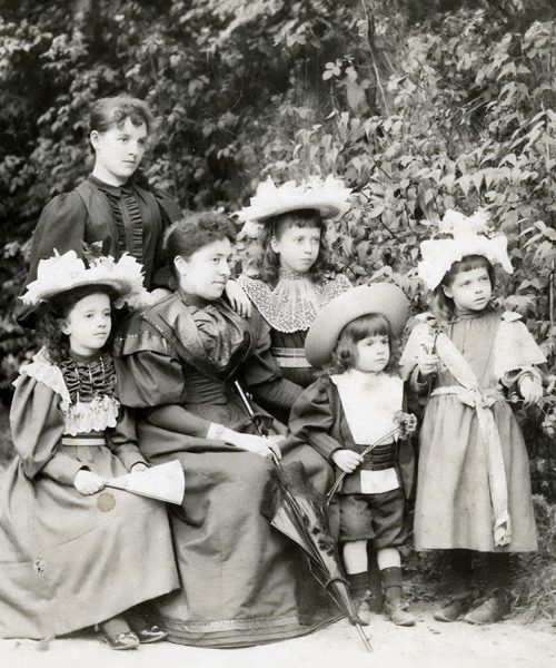 Catalina, primera a la derecha, con su familia